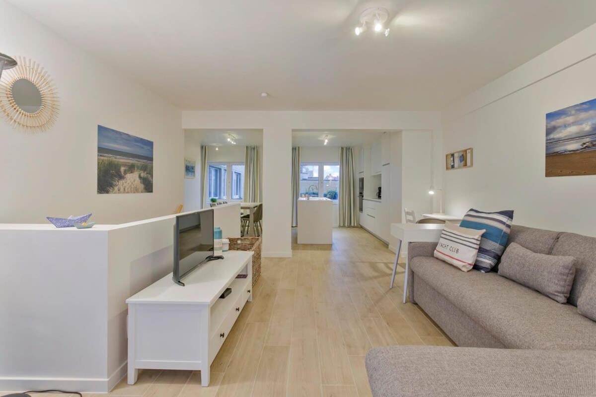 Huswell - Stunning Apartment At The Beachfront Of De Haan Exterior photo