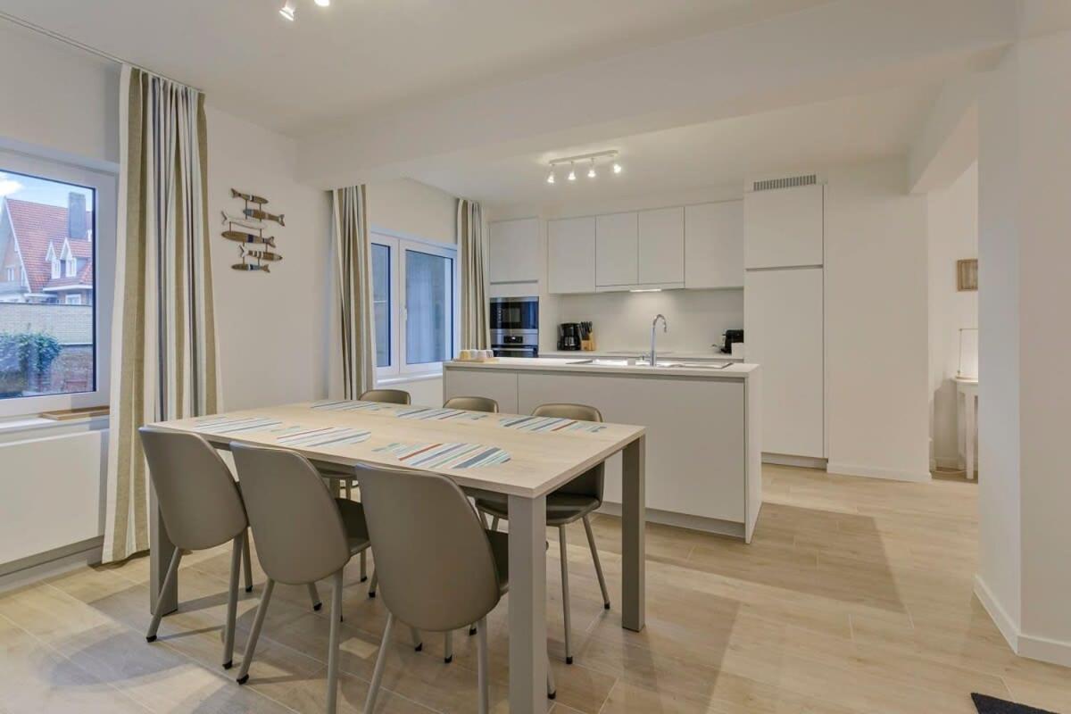 Huswell - Stunning Apartment At The Beachfront Of De Haan Exterior photo