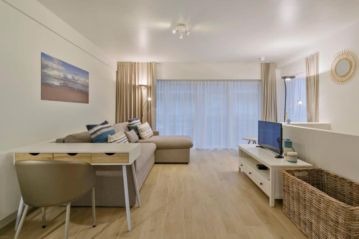 Huswell - Stunning Apartment At The Beachfront Of De Haan Exterior photo