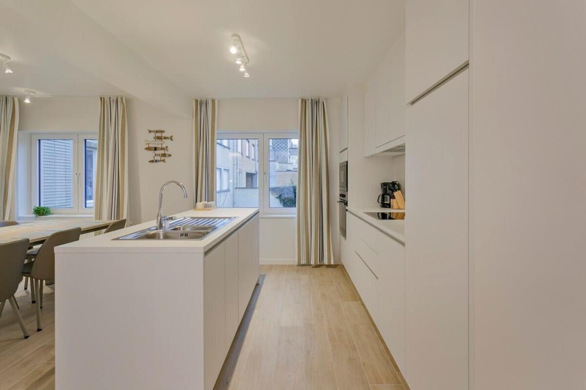 Huswell - Stunning Apartment At The Beachfront Of De Haan Exterior photo
